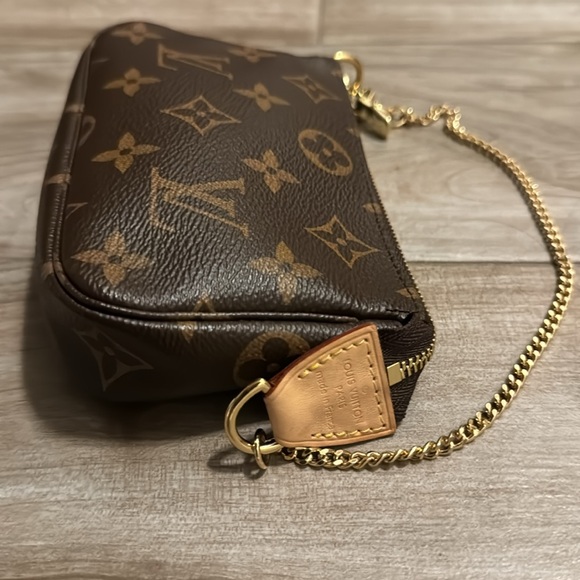 Authentic LOUIS VUITTON Monogram Mini Pochette Accessories. Like New Condition! - Picture 3 of 5
